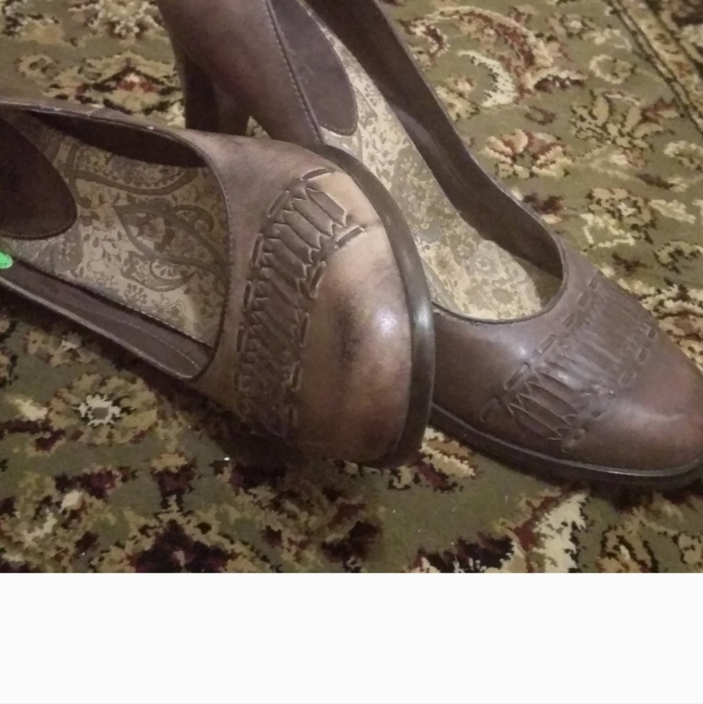 Distressed Heels  Retro . - Picture 2 of 7